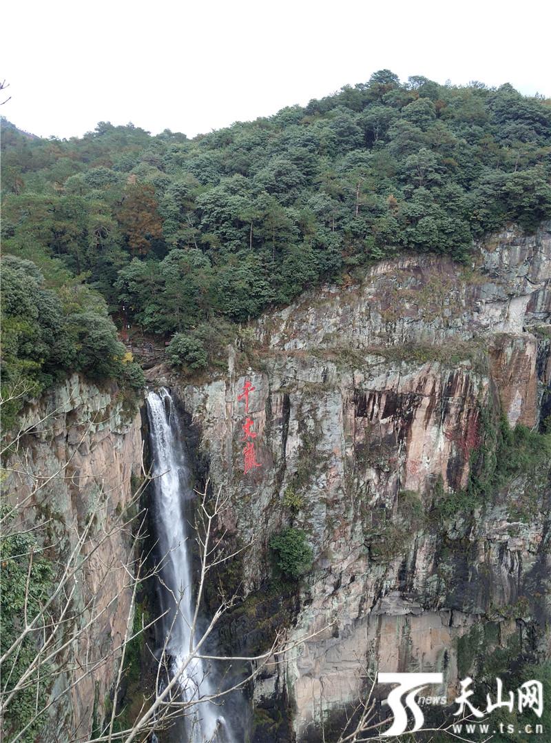 雪窦山风景区千丈崖景点.