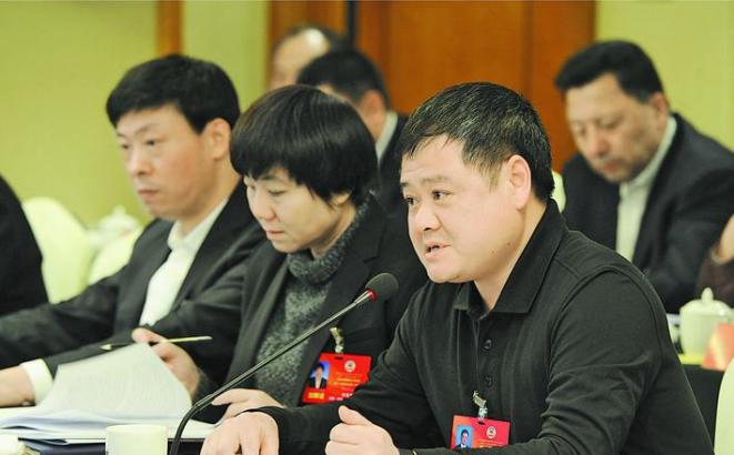 政协委员分组讨论政府工作报告