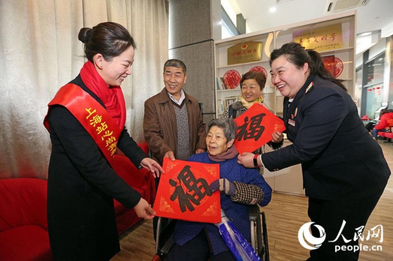 上海虹桥心尚雷锋服务站的客运员邵玮(左一)和同事荣清韵(右一)为旅客