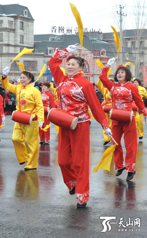 沙湾县:各族干部群众欢聚一堂秧歌社火闹新春