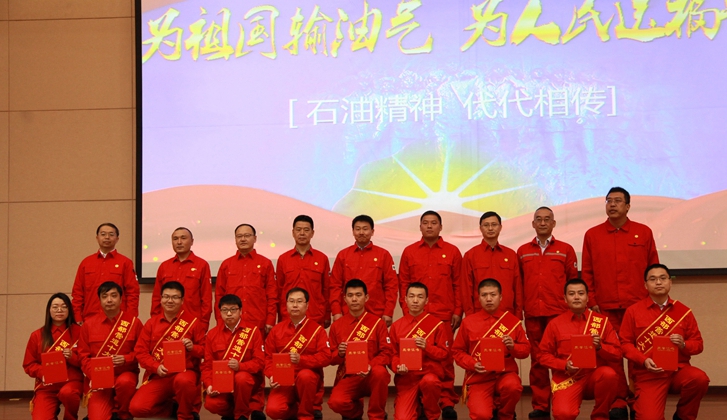 一小时报告十八次掌声 六位劳模先进讲述奋进