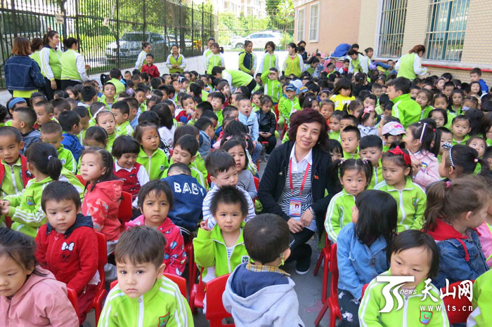 天山区：工作队邀请孩子看儿童剧庆祝“六一”儿童节