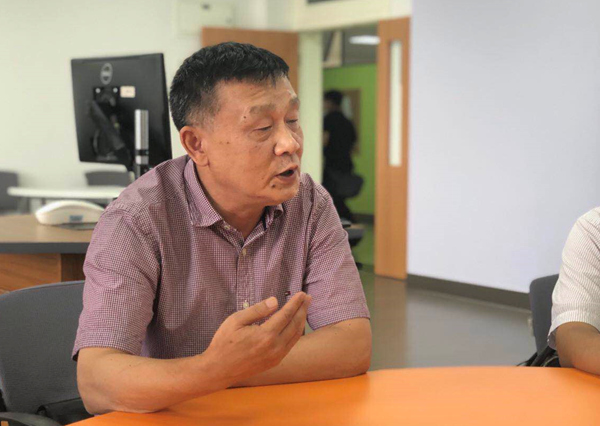 中国工程院院士,四川大学教授石碧接受采访(李依环/摄)