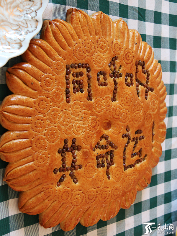 中心 地州新闻   在新疆,去和田地区可以品尝核桃馕,玫瑰花馕,苞谷馕