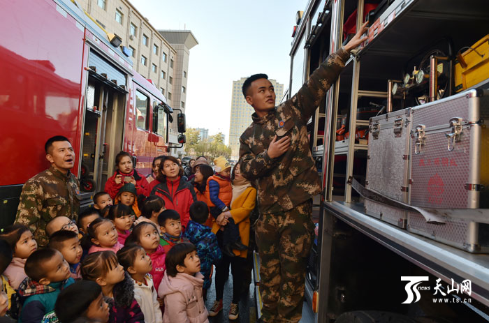 昌吉州举行“亲子游”活动 全家一起学消防
