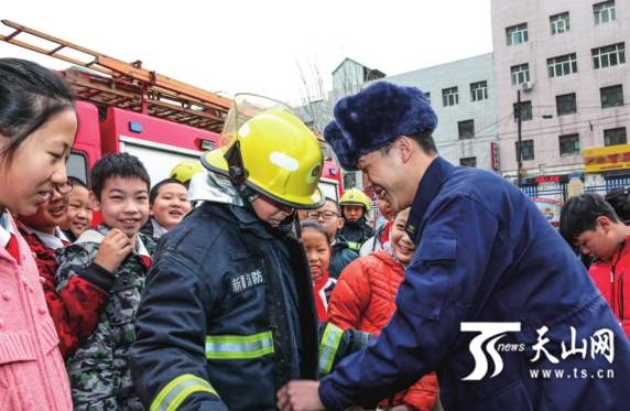 3月25日,乌鲁木齐市消防支队水磨沟区消防大队南湖北路中队消防员常