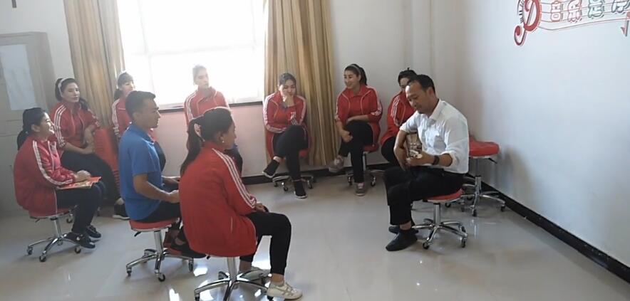 我们教培中心音乐班的学生在课余时间弹唱歌曲