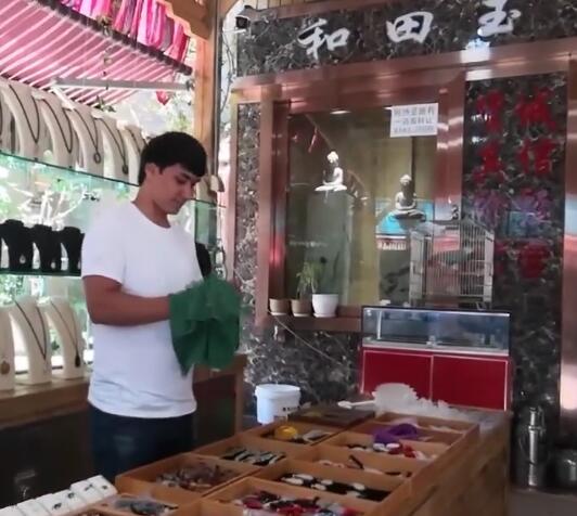 结业学员在喀什古城玉器店就业
