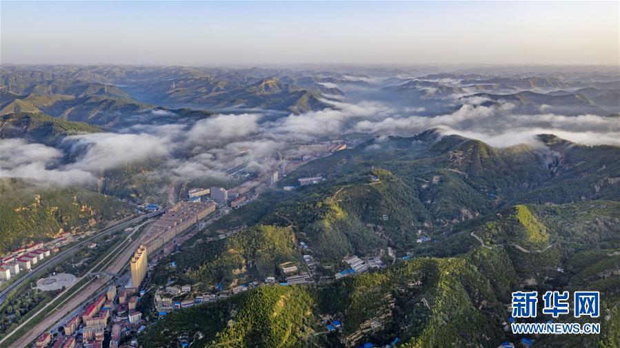 云雾缭绕的延安市安塞区城区周边景色(8月10日无人机拍摄).