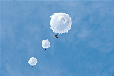 新疆军区首支女子特战分队伞降训练顺利完成