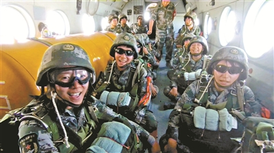 新疆军区首支女子特战分队伞降训练顺利完成