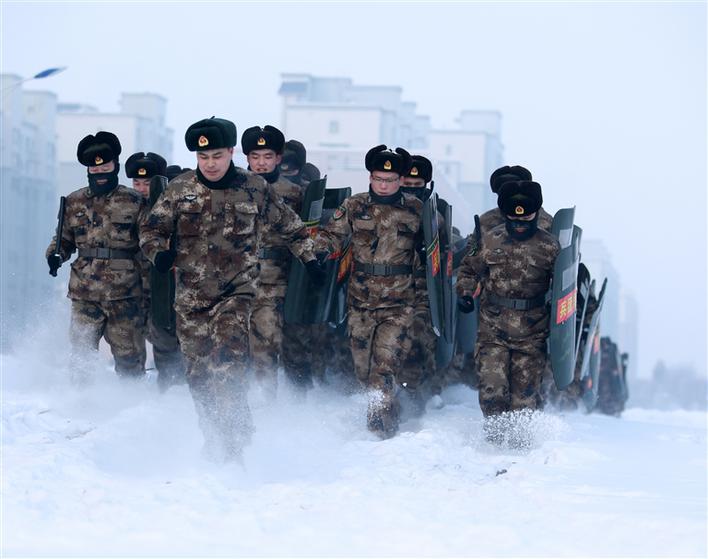 十二师加强一流民兵队伍建设,组织民兵开展冬季军事训练(摄于2018年1