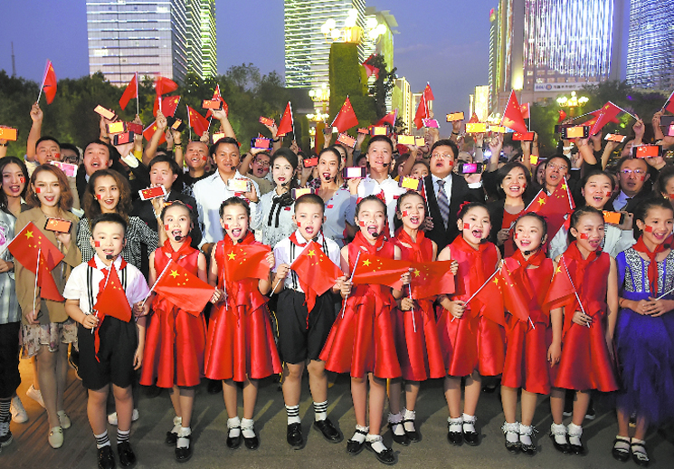 乌鲁木齐华灯璀璨欢庆新中国成立70周年 天山儿女心手相牵深情祝福祖国