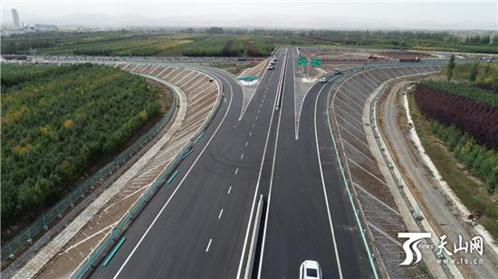 9月30日晚,大乌,乌奎两大高速公路改扩建项目主线通车,新疆公路交通