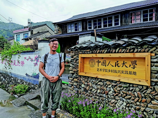 中国人民大学艺术学院副教授丛志强在葛家村,因为他的公益贡献,让人大