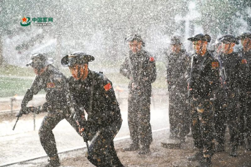 驻澳门部队官兵:20年,我们与澳门同胞在一起