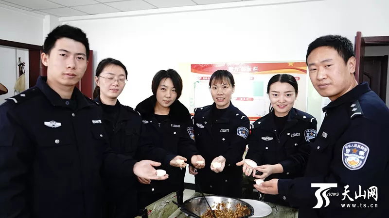 兵团第十二师公安局百园路派出所开展"包饺子过冬至"活动