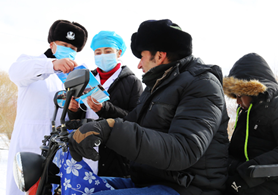 新疆喀什卫生工作者走村送口罩