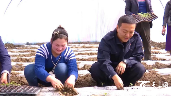 自治区公安厅派驻莎车县阔什艾日克乡阔依其村第一书记李小杰与村民在