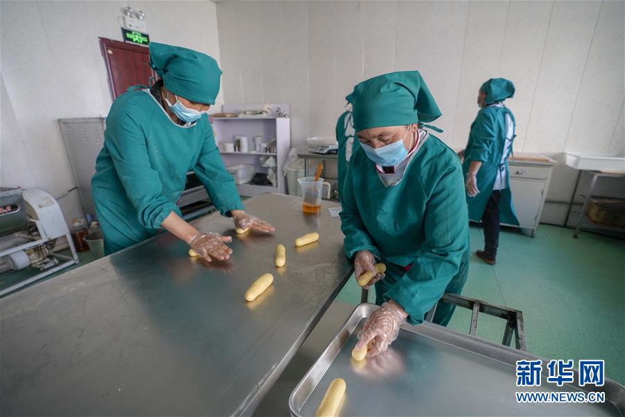 在巴里坤县小微产业园阿勒散食品厂,工人在加工食品(4月27日摄).