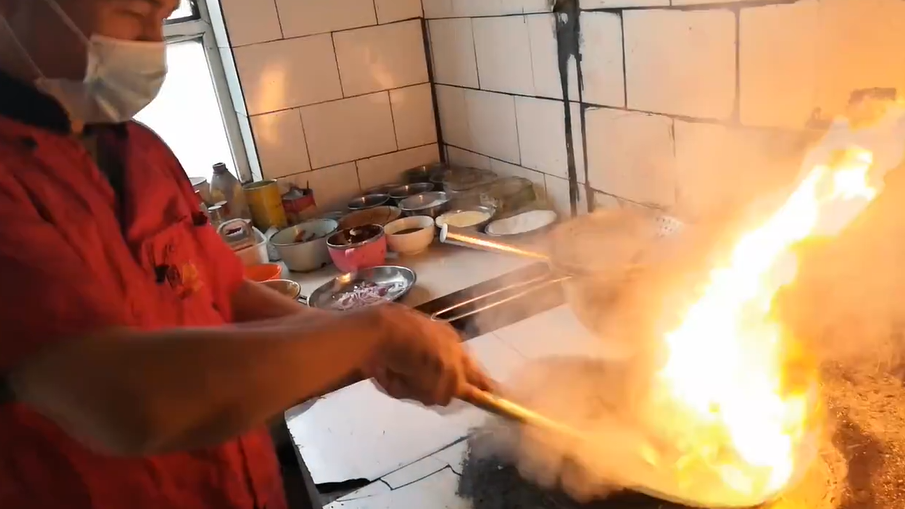 阿布都外力·艾力烧制民族传统拉面菜