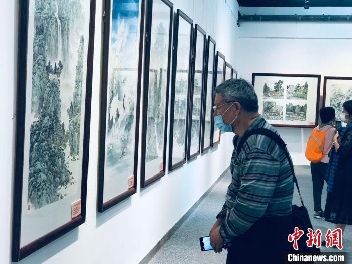 24日，北京美协第十九届新人新作美术作品展览在北京首都图书馆正式展出。　陈杭 摄
