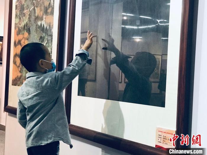 24日，北京美协第十九届新人新作美术作品展览在北京首都图书馆正式展出。　陈杭 摄