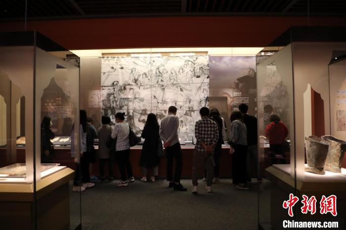 游客参观“天路长歌——唐蕃古道沿线七省区精品文物联展”。四川博物院供图