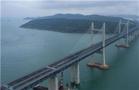 世界最长跨海公铁两用大桥试通车
