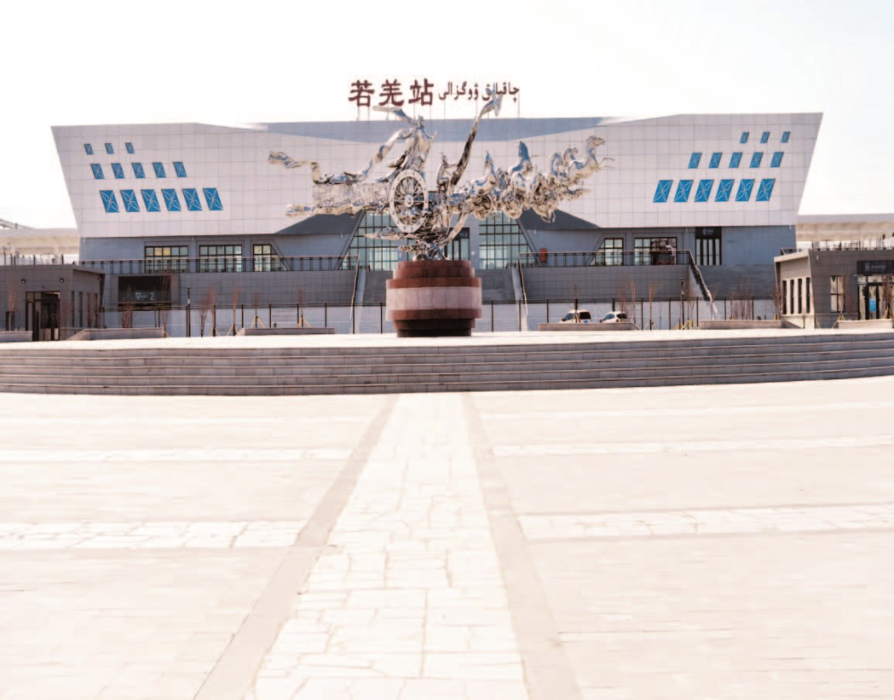 已建成的格库铁路新疆段最大车站若羌站将投入使用(11月22日摄).