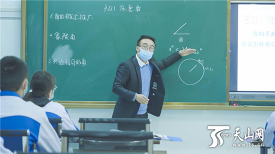 在洛浦县一中,来自乌市54中的德育主任李保军,刚到学校时,着实为该校