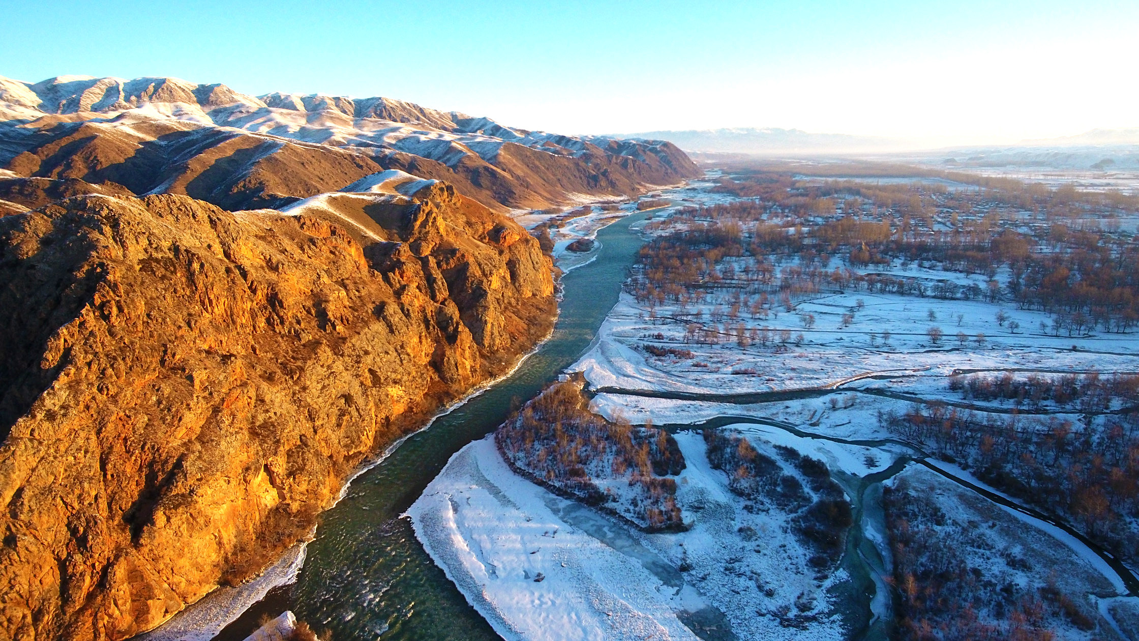 【携程攻略】特克斯阔克苏大峡谷景点,阔克苏大峡谷发源于天山山脉中部，由亿万年来沉积的岩层随地质运动和…