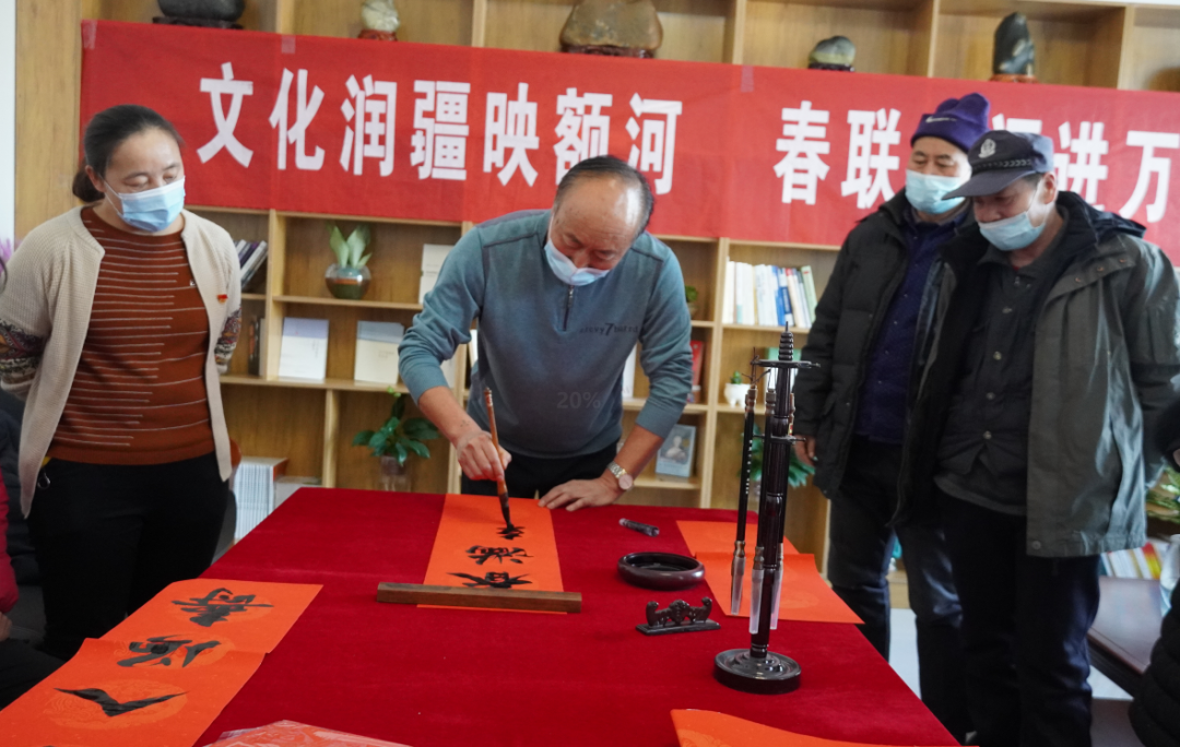 哈巴河县开展"文化润疆映额河 春联送福进万家"春节大
