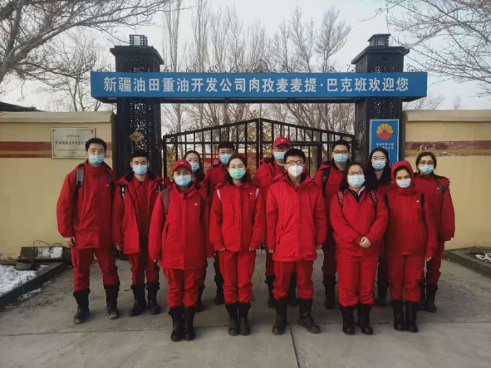 袁辉明和新同事到全国劳动模范肉孜麦麦提·巴克班