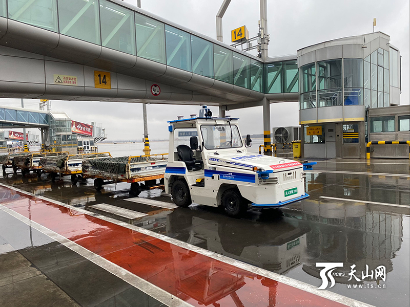 国内首批机坪无人驾驶行李牵引车落户乌鲁木齐机场