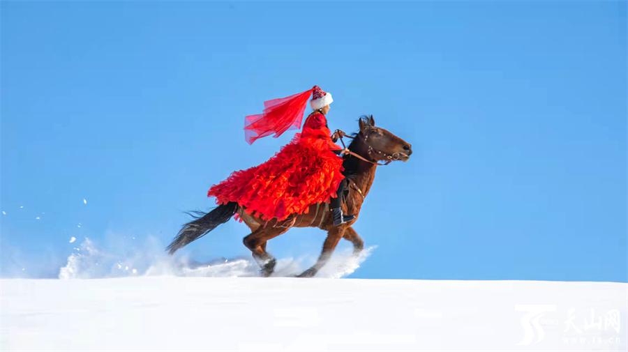 当地牧民举行雪地赛马,叼羊,姑娘追等表演活动,场面精彩激烈